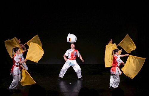 4.戲曲學院學生舞旗結合傳統武術技巧,展現力量滿美感結合。(國立臺灣戲曲學院提供)