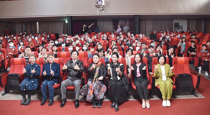 歌仔戲大師楊麗花及弟子陳亞蘭，與國立臺灣戲曲學院師生合影。（國立台灣戲曲學院提供）