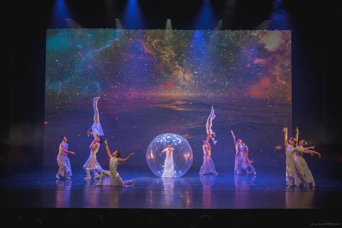 序幕「啟源」，以晶球作為意象，象徵天地氣韻，萬物新生，生命的脈動被喚醒