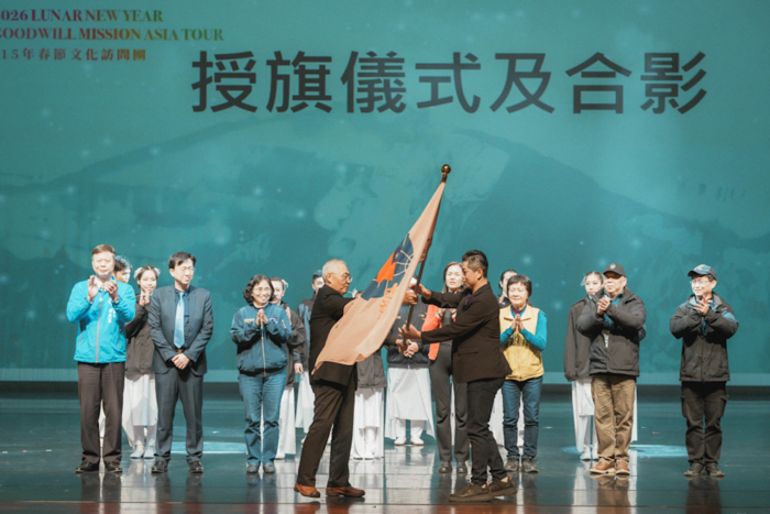 僑委會副委員長張良民親自授旗予訪問團團長、臺灣特技團團員楊益全