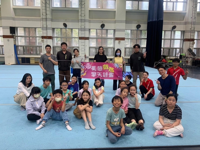 國立臺灣戲曲學院民俗技藝學系舉辦特技雜耍體驗營 ，學員與老師們開心合照。