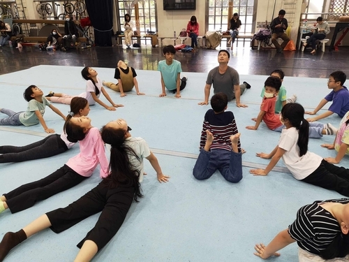 國立臺灣戲曲學院「特技雜耍體驗營」，專任講師陳俊安帶領學員基礎翻滾。(戲曲學院提供)