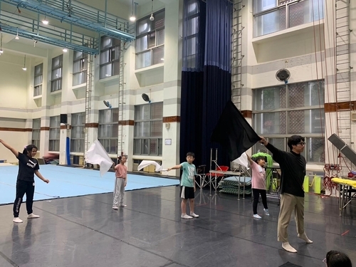 國立臺灣戲曲學院「特技雜耍體驗營」，專業特技演員林祐淵親自指導耍旗課程。(戲曲學院提供)