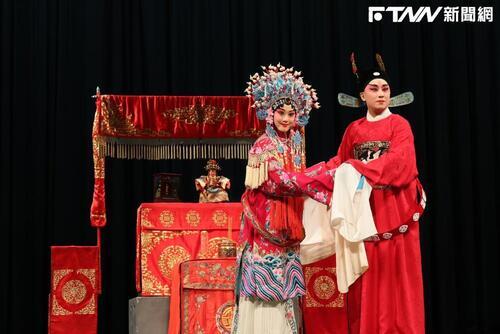 《金榜樂、大團圓》是標準的大喜劇，由王璽傑(右)飾柳春申迎娶廖亮慈(左)飾的王淑英。
