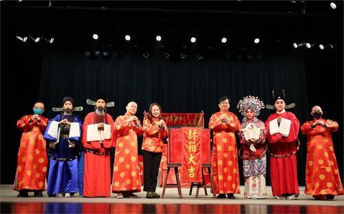 甲辰年封箱儀式後，李揚校長(右四)、敖國珠副校長(左五)及張德天團長(左四)等全體合照預賀新春 。