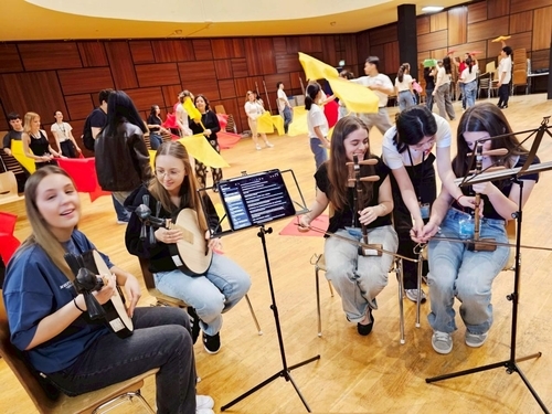 2.德國學生在工作坊體驗京劇、特技與戲曲音樂藝術