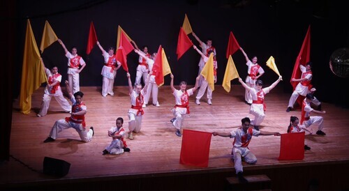 3.工作坊成果展,民藝系學生與德國學生旗舞表演
