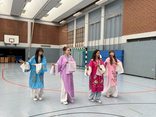 5.德國學生體驗京劇水袖表演藝術