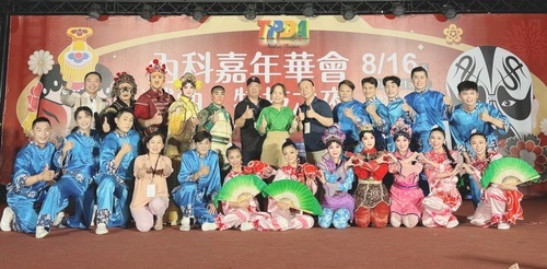 內科嘉年華會·戲曲特技之夜盛大登場，國立臺灣戲曲學院復興京劇團及臺灣特技團推出的每一個節目都讓人屏息凝神，目不暇給。