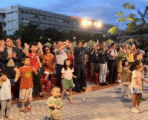 2024內科嘉年華會~戲曲 特技奇幻之夜，內科協會理事長廖全平、臺北市政府副祕書長游適銘、臺北市文化局長蔡詩萍、國立臺灣戲曲學院校長李揚、副校長敖國珠及嘉賓跟著復興京劇