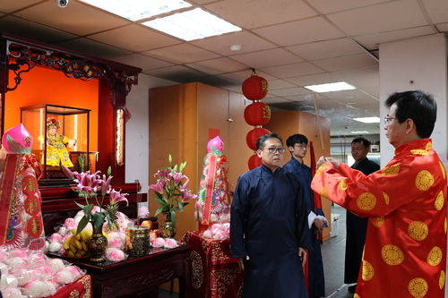 國立臺灣戲曲學院為戲曲祖師爺唐明皇穿新衣慶生祝壽。(圖/國立臺灣學院提供)