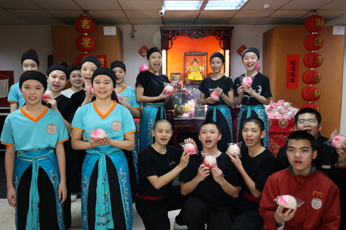 國立臺灣戲曲學院為戲曲祖師爺唐明皇穿新衣慶生祝壽。(圖/國立臺灣學院提供)