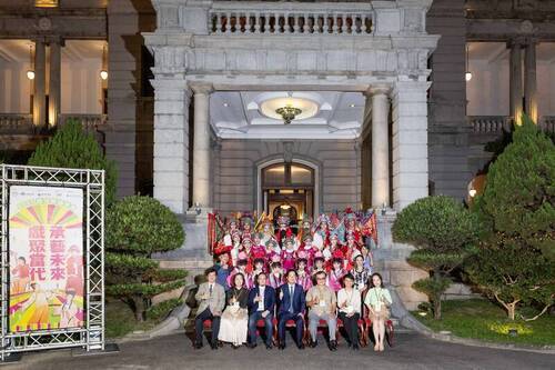 總統賴清德(前排中)與台灣戲曲學院學生合影。(文總提供)