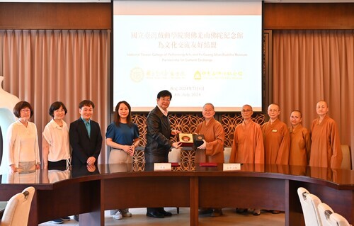國立臺灣戲曲學院校長李揚與佛光山佛陀紀念館館長如常法師代表簽署合作備忘錄，李揚校長贈送臉譜杯墊、京劇人物念盤等文創商品。