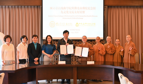 國立臺灣戲曲學院校長李揚與佛光山佛陀紀念館館長如常法師代表簽署合作備忘錄，佛館副館長依潤法師、永融法師、永均法師、有賢法師，以及國立臺灣戲曲學院副校長敖國珠、研究發展處研發長林顯源、產學合作組組長顏素娟等人出席見證。