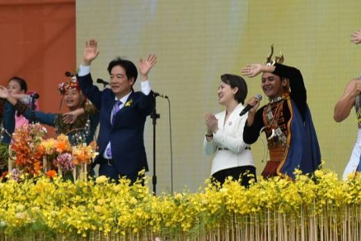 賴清德、蕭美琴與民眾大合唱，載歌載舞。歐芯萌攝
