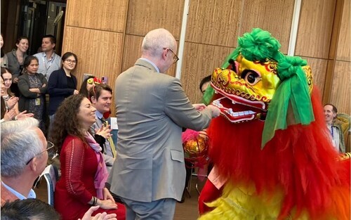 谷立言處長向祥獅口中送上紅包慶賀新年。