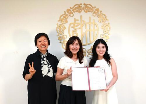 1.凌華教育基金會董事長倪寒芬及德國公益協會文化結主席陳黎黎,代表德國校方頒獎給表現出色的戲曲音樂系學生陳芃名。(戲曲學院提供)