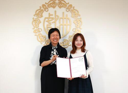 2.德國公益協會文化結的主席陳黎黎認為學生的表演充滿生命力,她和獲獎的京劇系學生林玉炘合影留念。(戲曲學院提供)