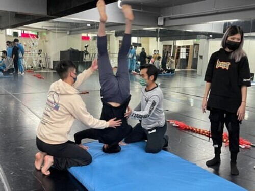 國立臺灣戲曲學院營隊活動教導學員倒立技巧