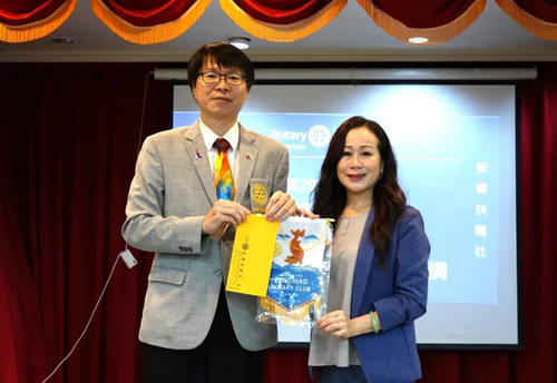 板橋扶輪社社長Brain(左)、李靜芳老師(右)。圖：板橋扶輪社提供。(圖：板橋扶輪社)