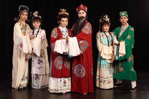 《婆媳風雲》劇照，左起演員黃品勝、余秀春、甘孟軒、林奕龍、曾苡瑄、黃唯澔。（國立臺灣戲曲學院提供）