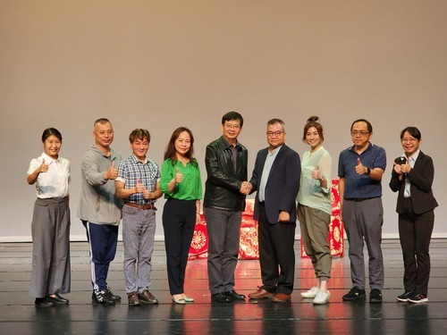 簽約儀式合影(由右至左依序為公視台語台楊宜庭專員、吳東牧行銷經理、直播主禹安及呂東熹台長、國立臺灣戲曲學院李揚校長、敖國珠副校長、林顯源研發長、袁福倡副系主任與呂玫慧專員)