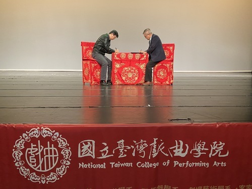李揚校長(左)與呂東熹台長(右)簽署合作備忘錄