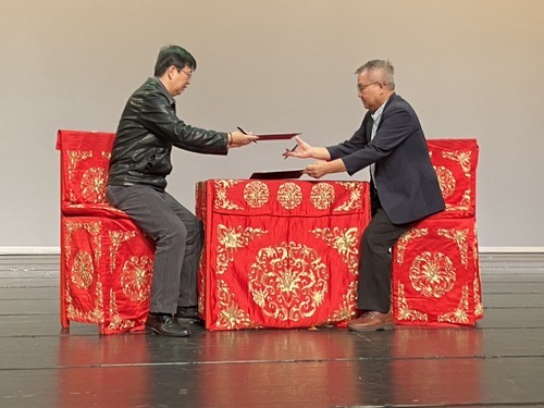李揚校長(左)與呂東熹台長(右)簽署合作備忘錄