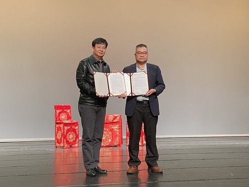 李揚校長(左)與呂東熹台長(右)簽署合作備忘錄