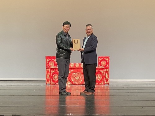 呂東熹台長(右)與李揚校長(左)互贈紀念品