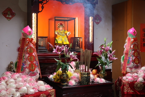 祖師爺換袍，穿戴九龍冠及黃帔