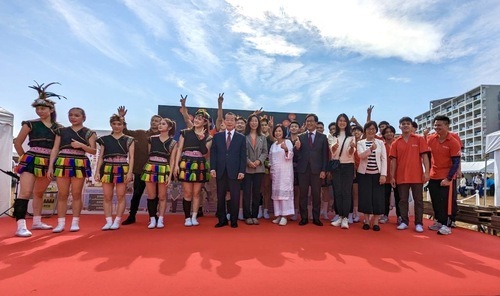 國立臺灣戲曲學院22名師生與駐日代表謝長廷（前排左6）及杉並區長岸本聡子（前排左7）等人合影。