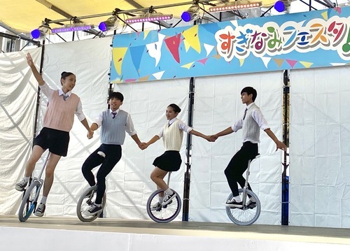 國立臺灣戲曲學院受邀參加日本東京都杉並嘉年華演出，獨輪車表演技藝精湛。
