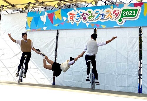 國立臺灣戲曲學院受邀參加東京都杉並嘉年華暨台灣市集演出，獨輪車表演展現絕佳平衡感。