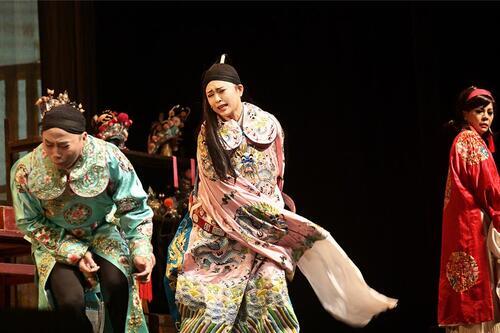 歌仔戲舞台上多由女性演出男角，圖為明華園《散戲》。（明華園提供／李怡芸台北傳真）