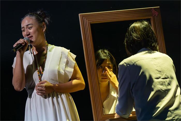 臺灣特技團《人身 人聲 人生》中以『女人花』橋段，透過歌手高蕾雅的動人歌聲，深刻描繪了歷經家暴摧殘的女性內心的痛苦與掙扎，讓人不禁為之動容。（圖／國立臺灣戲曲學院提供）