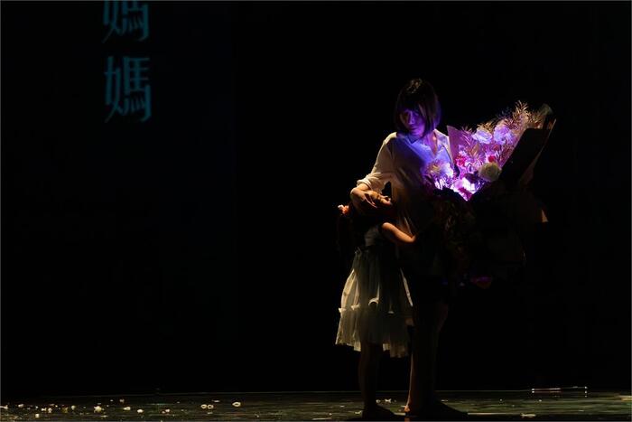 臺灣特技團《人身 人聲 人生》『女人花』橋段演出，深刻描繪了歷經家暴摧殘的女性內心的痛苦與掙扎，讓觀眾感受到無比震撼與同情。（圖／國立臺灣戲曲學院提供）