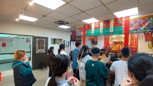 《甘國寶過臺灣》劇組祈求演出圓滿順利平安。（國立臺灣戲曲學院提供）