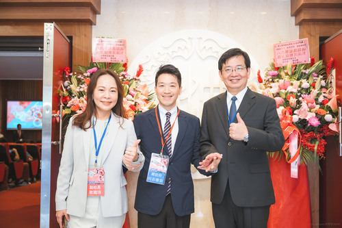 總統府何志偉副秘書長中祝賀國立台灣戲曲學院校慶。並與李揚校長右及敖國珠副校。