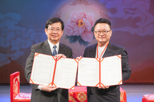 國立臺灣戲曲學院李揚校長左與中華藝校盧昰余代理校長右簽署人才培育合作備忘錄。