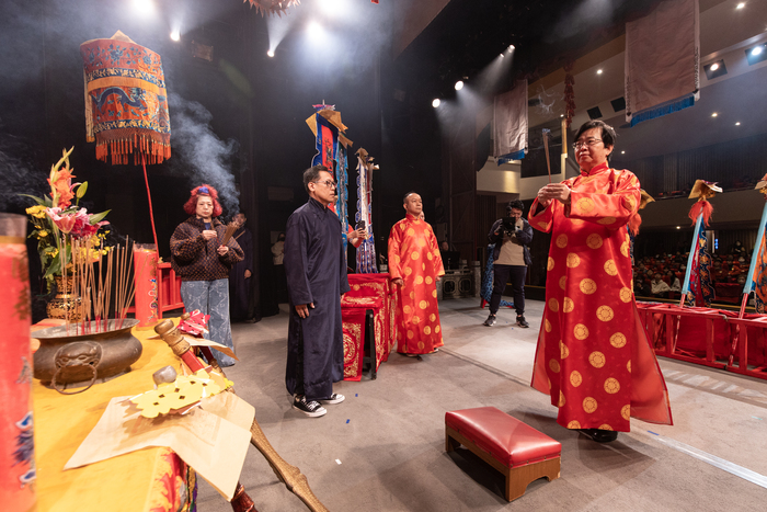 國立臺灣戲曲學院開台大典，由李揚校長(右一)主祭（攝影鄭宇劭).