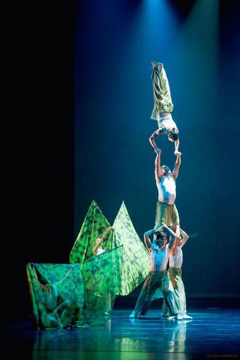 「新生之光」之「青龍」橋段，以三叉與多樣的技巧造型展現強勁的力量感。（戲曲學院提供）