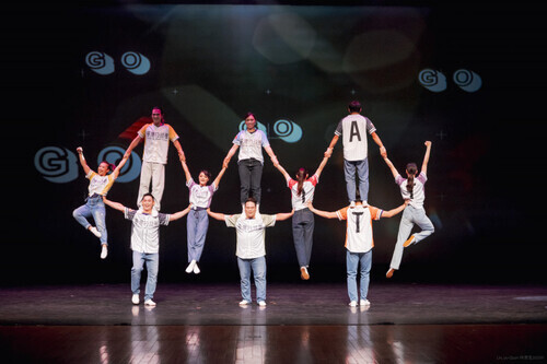 2.台灣特技團演出高難度「多人疊羅漢」,展現團隊默契與專業訓練,為國慶美加巡演揭開序幕。(台灣戲曲學院提供)