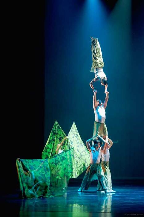 「新生之光」之「青龍」橋段，以三叉與多樣的技巧造型展現強勁的力量感。（國立臺灣戲曲學院提供）