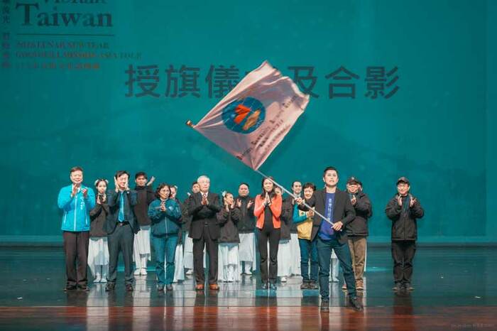 僑委會副委員長張良民親自授旗予訪問團團長、臺灣特技團團員楊益全。（國立臺灣戲曲學院提供）