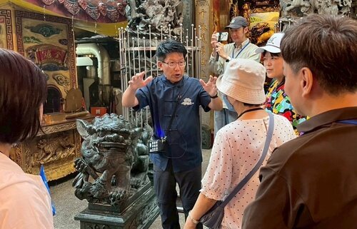 深坑人文工作室主任簡振隆帶領學員認識民俗信仰尪公。 校方／提供