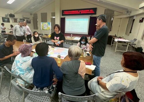 鄭福田文教基金會執行長邱慧珠帶學員認識深坑古道。 校方／提供