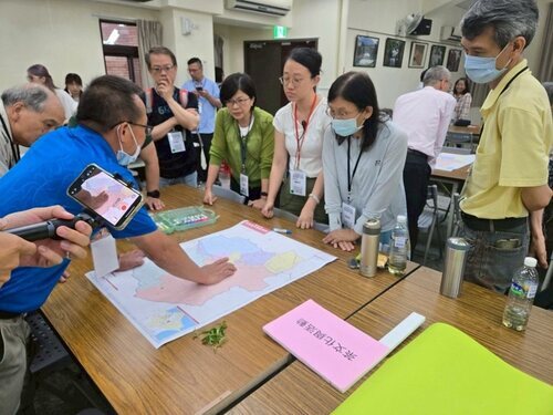 深坑區農會總幹事黃土水帶領學員探討茶園的現況。 校方／提供