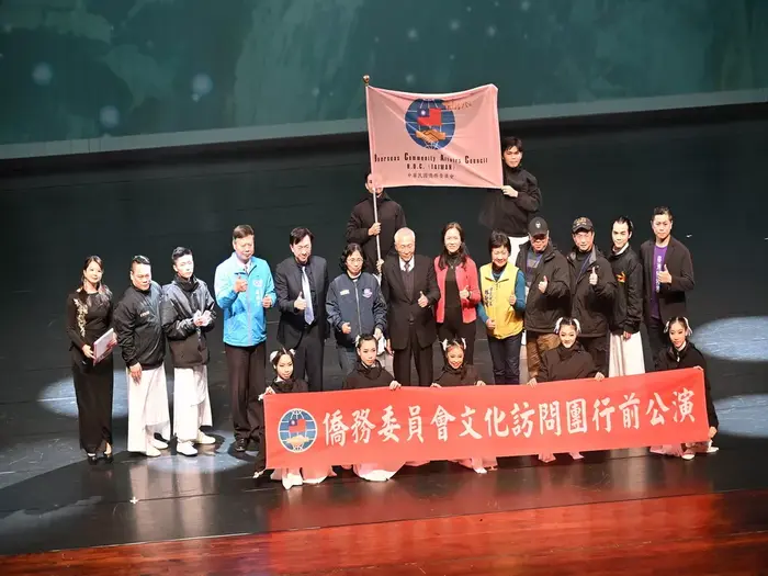僑委會春節文化國際交流行前公演，在員林演藝廳舉辦授旗儀式。（圖／記者周厚賢攝）.jpg